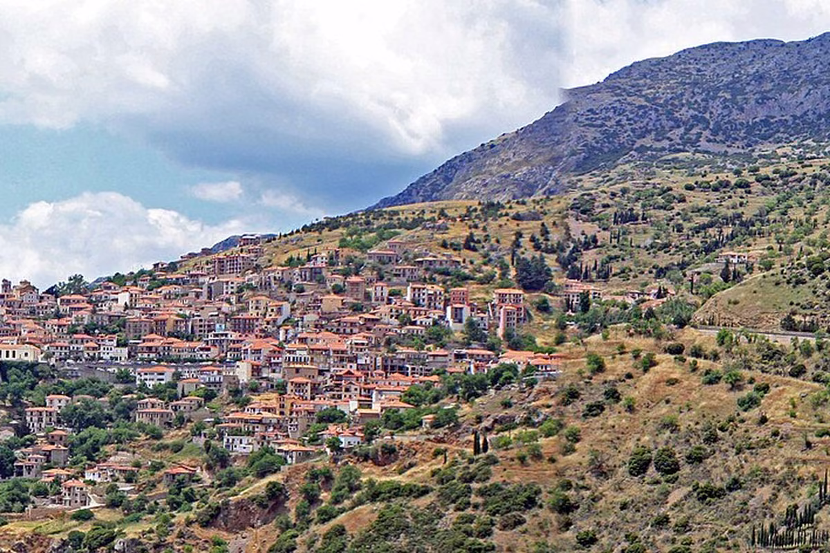 The town of Arachova spread along the southern slopes of Parnassos