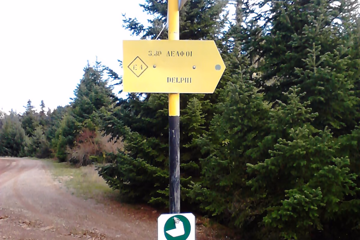 The E4 waymark towards Delphi
