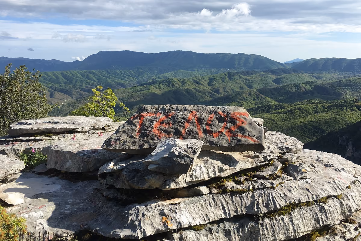 A waymark on the rocks above the gorge